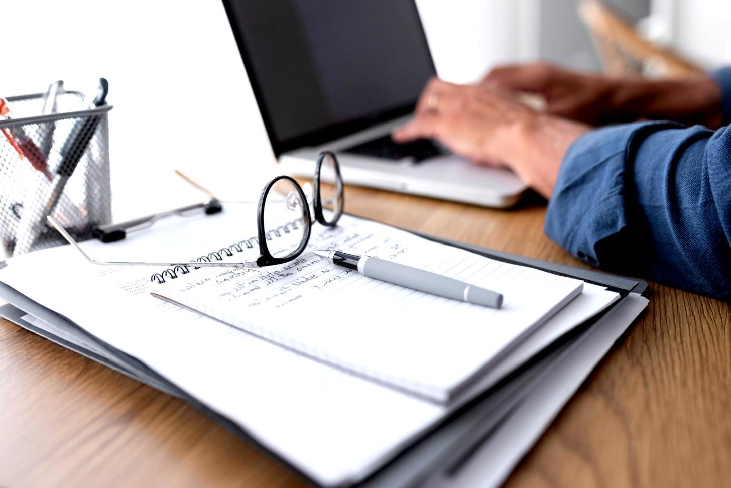 Espace de travail avec documents financiers et analyse de données sur ordinateur