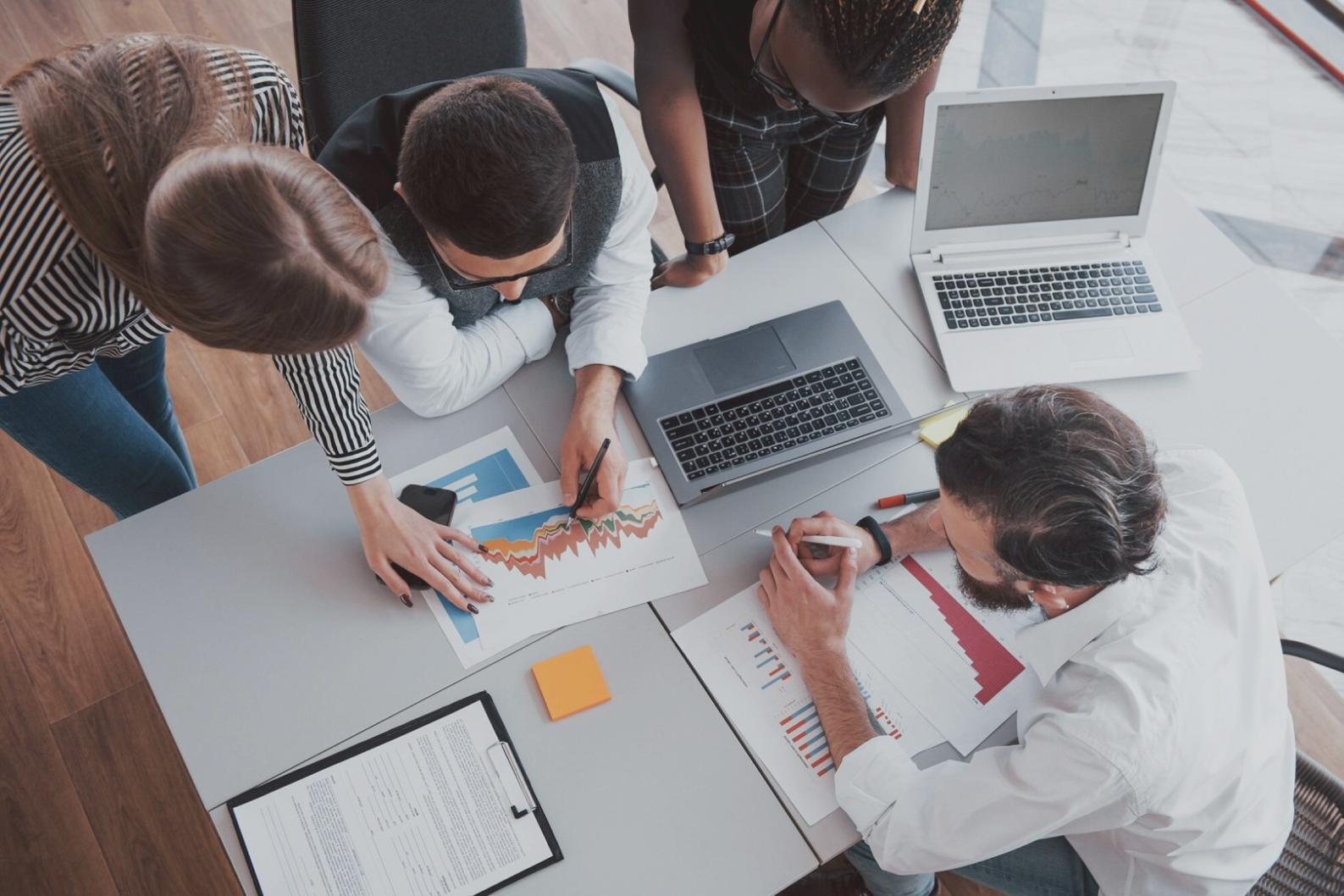 Équipe de travail collaborant sur l'analyse financière