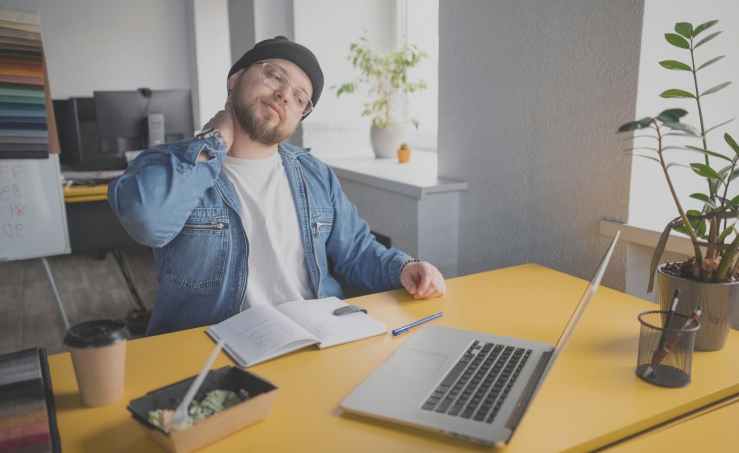 Analyse des données financières sur écran avec graphiques et tableaux détaillés
